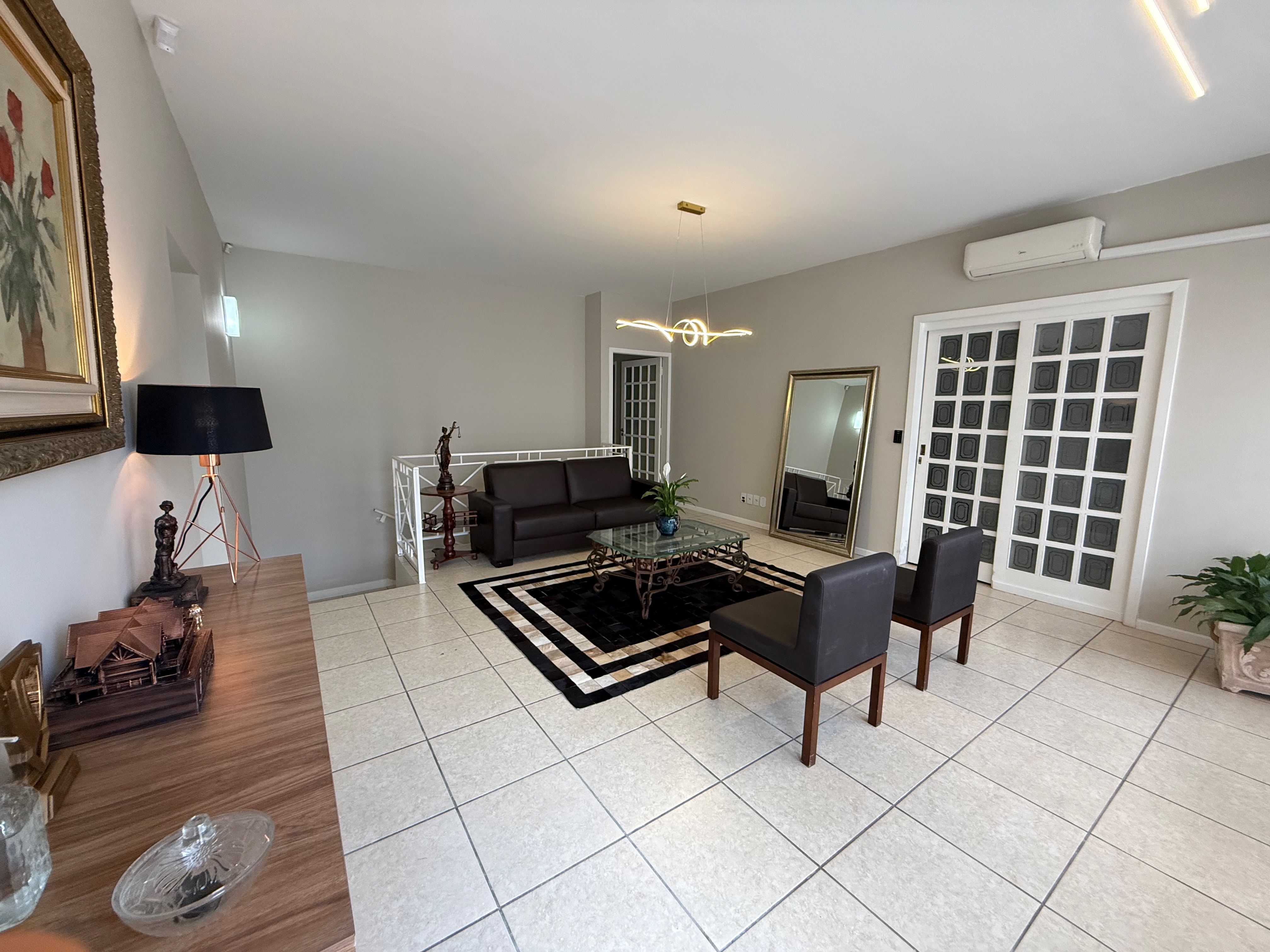 Sala de estar com sofá de couro