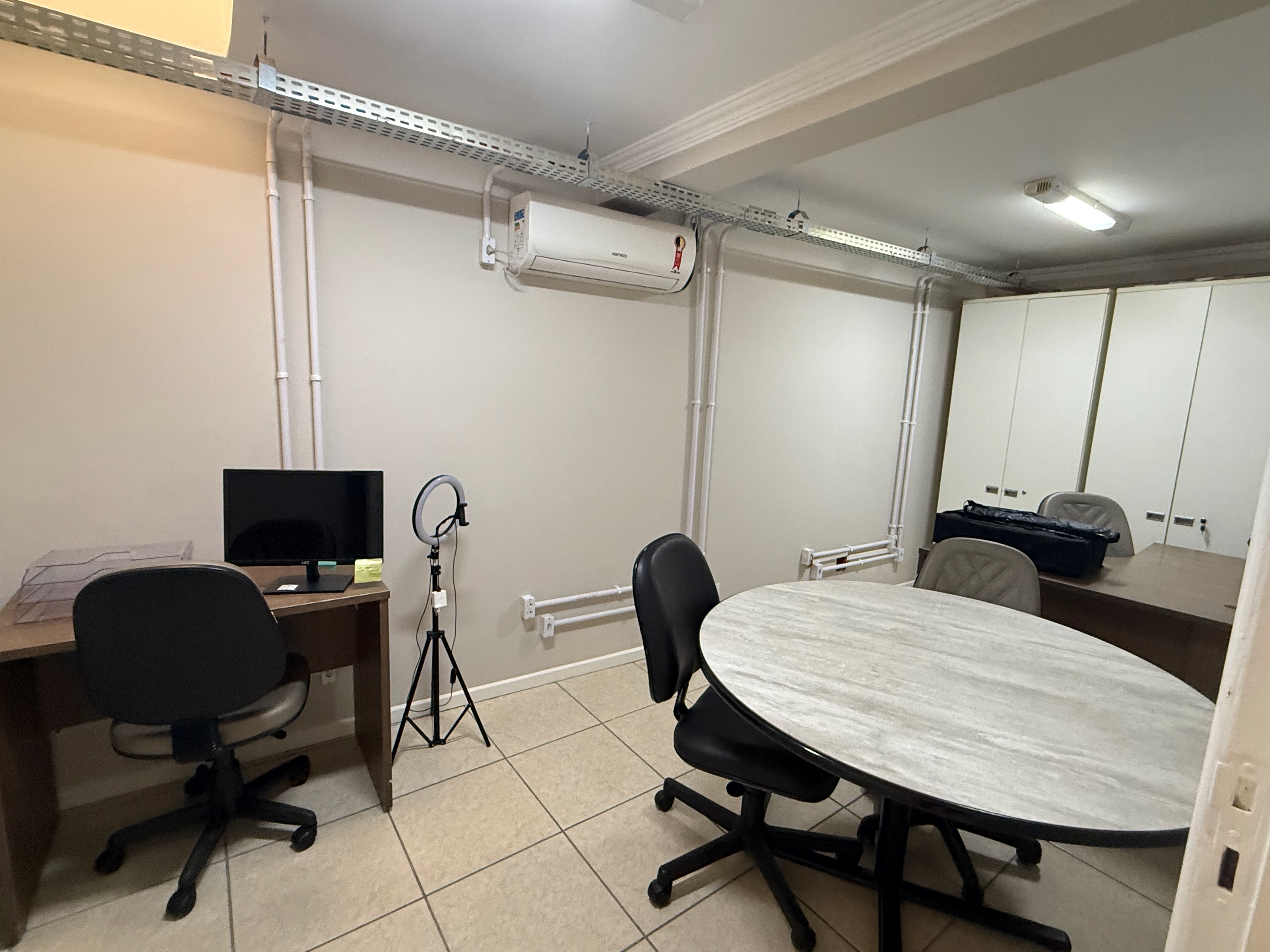 Sala privativa com mesa de reunião