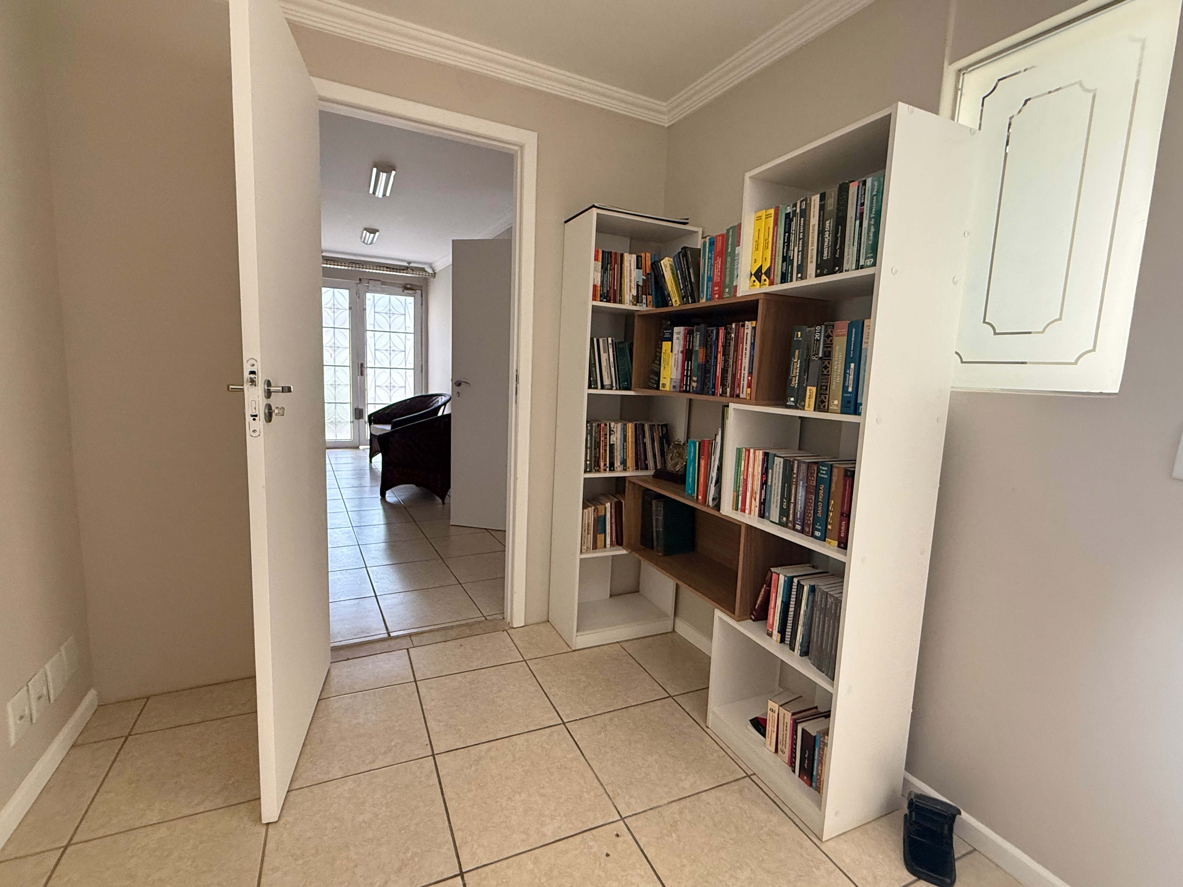 Estante de livros e área de leitura