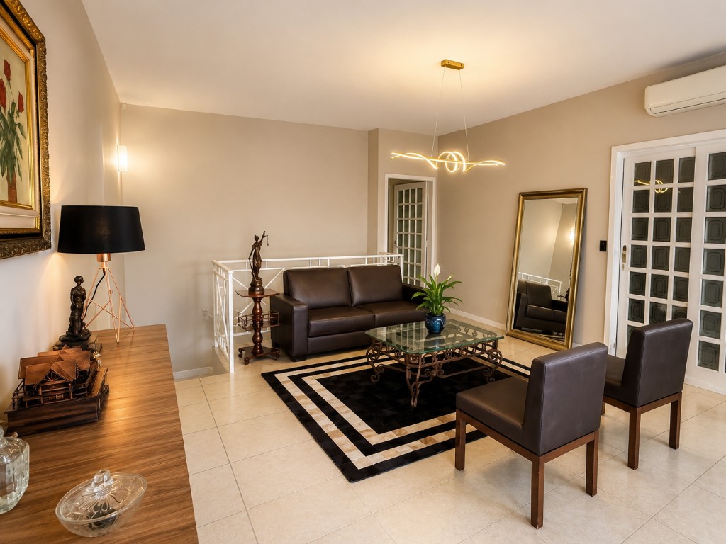 Recepção acolhedora da Casa Folloni com sofás, mesa de centro e ambiente profissional